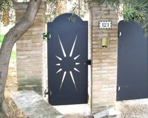 cancello per ingresso pedone in ferro nero con disegno | rc camilletti soluzioni