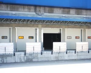 porte bianche con finestre per punti di carico con rampe in ferro | rc camilletti soluzioni